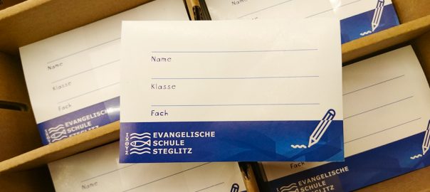 Heftaufkleber mit dem Logo der Evangelischen Schule steglitz