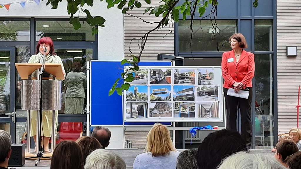 Bildungssenatorin Astrid-Sabine Busse bei der Eröffnung des neuen Grundschulgebäudes.