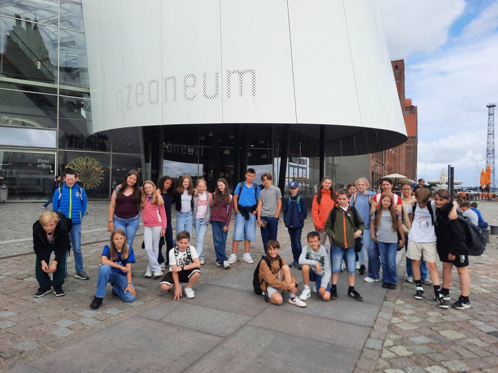 Gruppenfoto der Klasse vor dem Ozeaneum