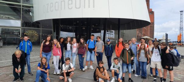 Gruppenfoto der Klasse vor dem Ozeaneum